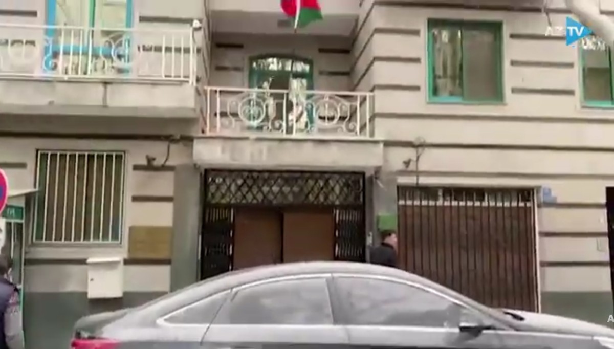 İran’da Azerbaycan elçiliğine silahlı saldırı: Şehit var!
